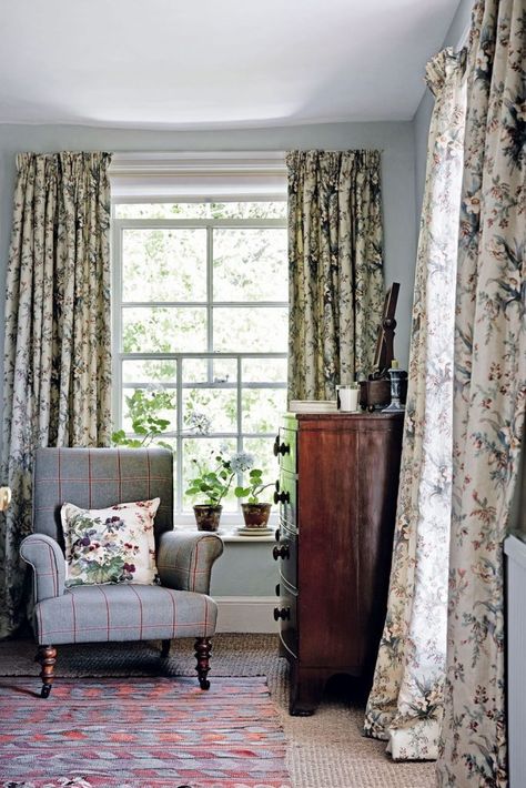 Ben Pentreath's English Country Home - The Glam Pad ben pentreath english Romantic Shabby Chic Living Room, Chintz Curtains, Farmhouse Style Dining Room, Shabby Chic Decor Living Room, Chic Living Room Decor, Georgian Furniture, English Country Decor, Shabby Chic Living, English Decor