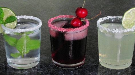 Want to make your New Year’s Eve cocktail extra special? Well, sugar rim a glass will do the trick! Read on and learn how to do a basic glass rim! Magical Drinks, Bartending Tips, Crock Pot Freezer, Party Starters, Happy Hour Drinks, Flavored Sugar, Glass Diy, Diy Holiday Gifts, Homemade Decor