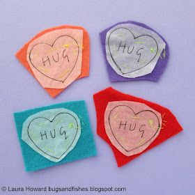 Bugs and Fishes by Lupin: How To: Sew Felt Pocket Hugs to Send to Your Friends Felt Hearts Crafts, Felt Scraps, Sew Felt, Christmas Fair Ideas, Pocket Hugs, Pen Craft, Scrap Fabric Crafts, Cute Sewing Projects, Felt Crafts Diy