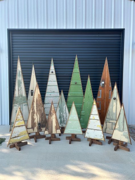 Repurposed farmhouse style doors turned to Christmas Trees 🎄 Christmas Trees Made Out Of Old Doors, Christmas Trees From Old Doors, Wood Door Christmas Tree, Reclaimed Wood Christmas Tree, Old Door Christmas Trees, Trees Made From Old Doors, Christmas Tree Dyi, Rustic Christmas Trees, Themed Trees