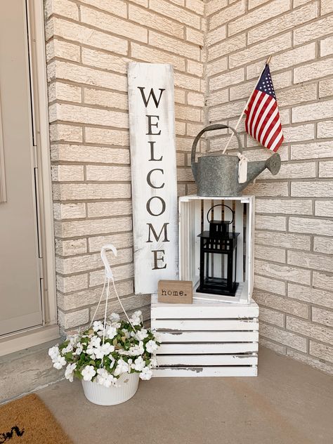 Small Porch Ideas, Small Porch Decorating, Deck Stain, Summer Porch Decor, Spring Porch Decor, House Front Porch, Summer Front Porches, Front Porch Design, Small Front Porches