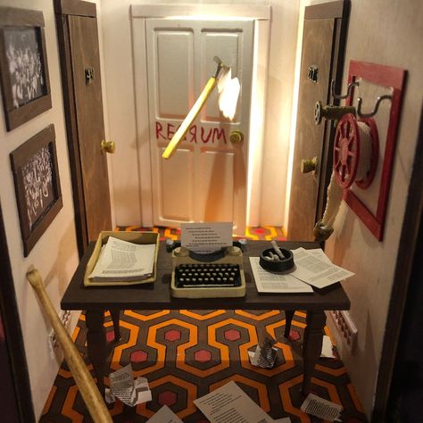 #personalizedgift #personalizeddiorama #personalizedbooknook #shining #redrum #horror #80shorror The Shining Decorations, Horror Movie Diorama, Miniature Horror, Shining Redrum, Diy Horror, 80s Halloween, Horror Crafts, Halloween Diorama, Horror Room