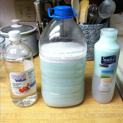 Homemade Fabric softener...here goes nothing! Pioneer Living, Laundry Fabric Softener, Diy Fabric Softener, Homemade Fabric Softener, Liquid Fabric, Laundry Soap Homemade, Diy Household Tips, Soap Homemade, Natural Cleaning Recipes