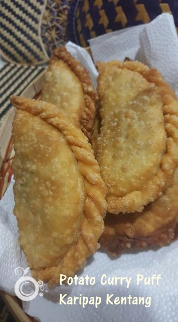 Malaysian Food Desserts, Curry Puff Recipe, Curry Puffs, Curry Puff, Masakan Malaysia, Ricotta Cheese Recipes, Malaysian Cuisine, Puff Recipe, Singapore Food