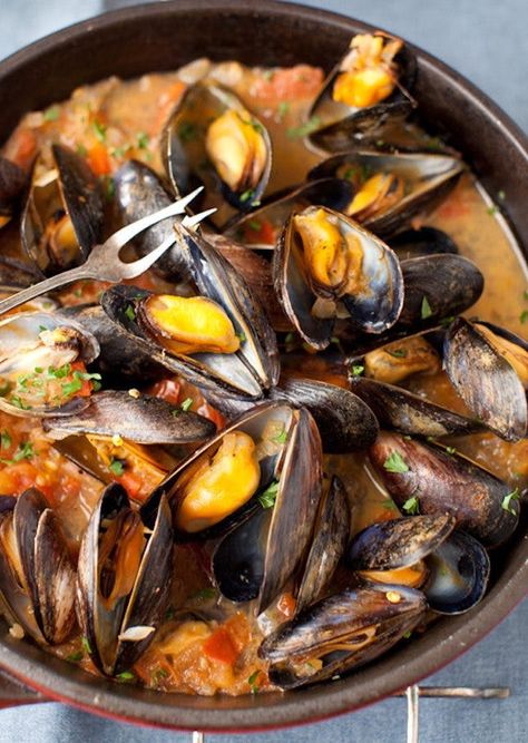 15 Romantic Valentines Day Dinner Recipe Ideas to Make at Home via Brit + Co Mussels In White Wine Sauce, Mussels In White Wine, Onions And Tomatoes, Mussels Recipe, White Wine Sauce, Wine Sauce, Fish Dishes, Seafood Dishes, Sea Food