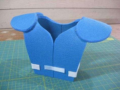 how to make football shoulder pads - Google Search Diy Shoulder Pads, Jafar Costume, Football Halloween Costume, Football Player Costume, Football Costume, Football Shoulder Pads, Football Pads, Aladdin Costume, Football Diy