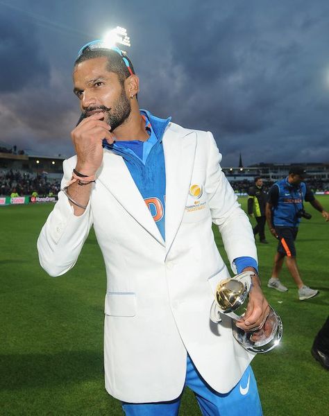 Team India members with Champions Trophy 2013. India beats England by five runs in nail-biting finish to Champions Trophy final after rain reduces game to 20-overs-a-side affair Champions Trophy 2013, Cricket In India, Shikhar Dhawan, India Cricket, Team India, Champions Trophy, After Rain, Nail Biting, Cricket Team