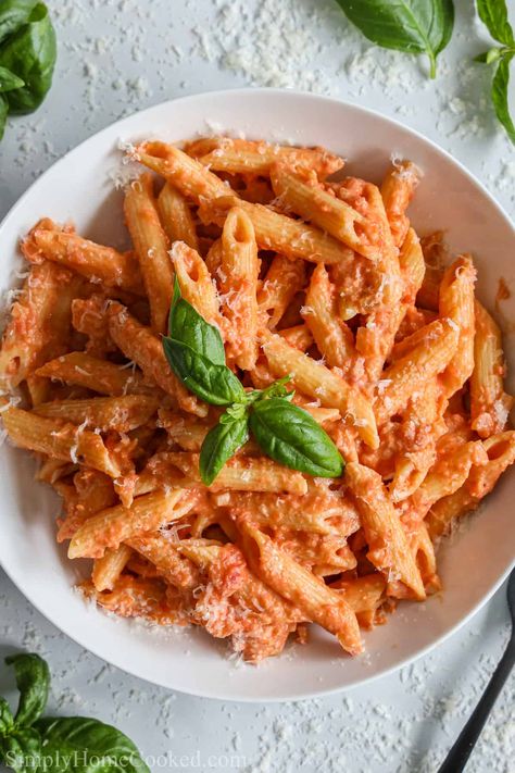 Easy Penne Alla Vodka Easy Penne Alla Vodka, Prosciutto Recipe, Pink Sauce Pasta, Easy Oven Baked Chicken, Penne Alla Vodka, Roasted Tomato Sauce, Oven Baked Chicken Breasts, Alla Vodka, Vodka Recipes