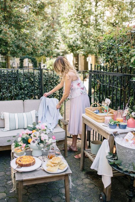 How to Host a Brunch Party Patio Brunch Ideas, Outdoor Brunch Party, Spring Brunch Party, Spring Event Ideas, Farewell Brunch, Patio Set Up, Veggie Quiche, Outdoor Brunch, Ladies Brunch