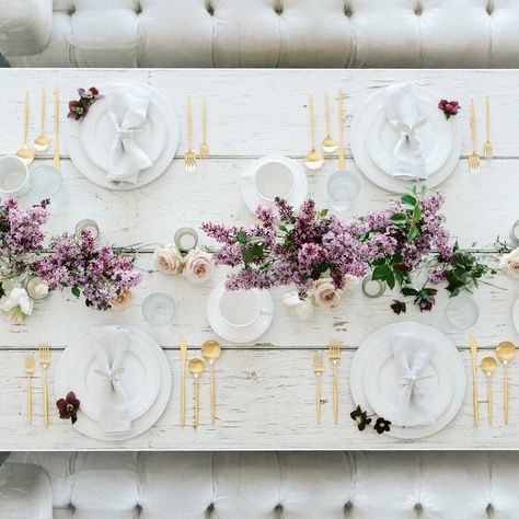 Dinner Party Table Settings, Spring Table Decor, Party Tablescapes, Beautiful Table Settings, Colour Inspiration, Spring Table, Lavender Wedding, Wedding Table Settings, Wedding Tablescapes