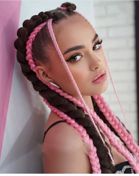 Hairstyle For Holidays, Braided Hairstyles Festival, Hair Braid Extensions Hairstyle Ideas, Pink Braids Hairstyles, Rave Makeup Ideas, Hip Hop Hairstyles, Boxer Braids Hairstyles, Rave Hairstyles, Rave Braids