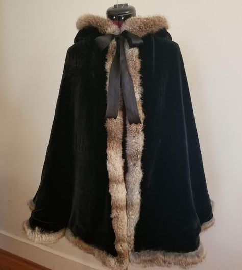 Half Cloak Pattern, Winter Cloak Fur, Fur Cloak Aesthetic, Historical Winter Clothing, Fur Lined Cloak, Fantasy Winter Clothes, Steampunk Cloak, Willow Outfits, Short Cloak