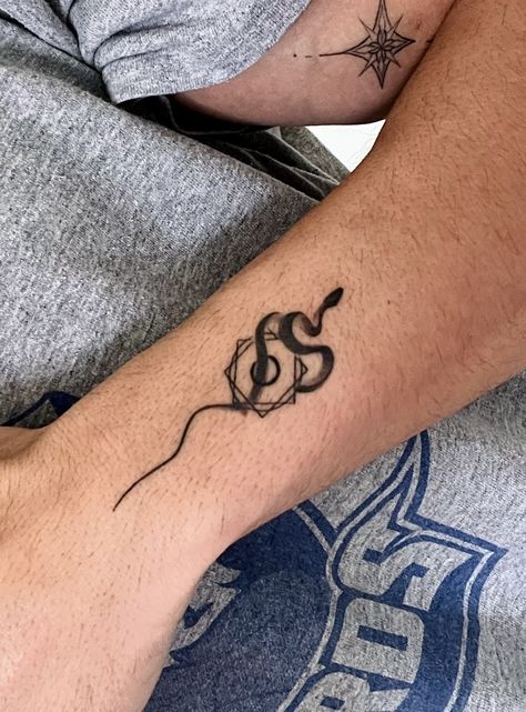 Small geometric square snake tattoo on wrist men boy guy inspo inspiration Small Snake Tattoo Men, Snake Small Tattoo, Male Wrist Tattoos, Snake Tattoos For Men, Boys Hand Tattoo, Ankle Tattoo Men, Small Snake Tattoo, Vintage Backdrop, Small Snake