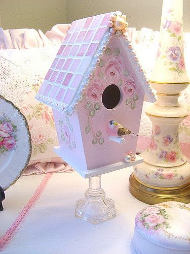 Cute Bird House Painting Ideas, Painted Bird Houses Ideas, Bird House Painting Ideas, Shabby Chic Birdhouse, Mosaic Birdhouse, Pink Mosaic, Hand Painted Birdhouses, Birdhouse Ornaments, Birdhouse Craft