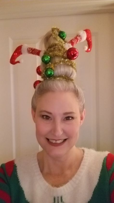 Christmas Hair Designs, Christmas Hairdos, Cindy Lou Hair, College Christmas, Christmas Party Makeup, Christmas Hats, Cindy Lou, Christmas Hairstyles, Hair Shows