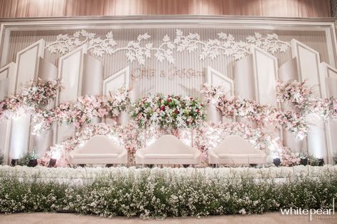 Thamrin Nine Ballroom 2020.12.12 oleh White Pearl Decoration • Wedding Decorators di Indonesia | Bridestory Pelaminan Modern Wedding, Wedding Dekorasi, Indoor Wedding Decorations, Indonesian Wedding, Wedding Stage Backdrop, Wedding Hall Decorations, Wedding Stage Decor, Reception Backdrop, Wedding Background Decoration