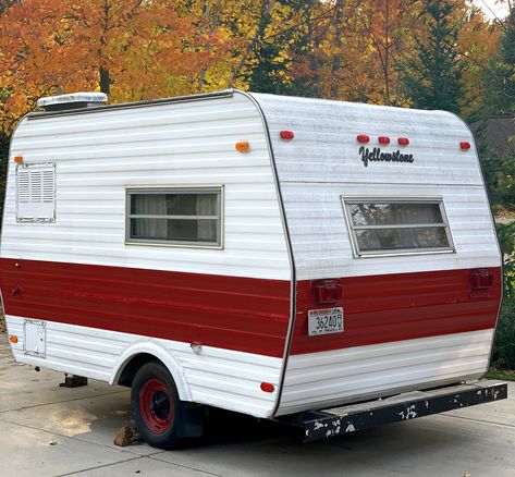 See updates and ideas for decorating a vintage camper I’m so excited about! (Affiliate links are used for your convenience. Read my full disclosure here.) My new 1974 Yellowstone camper is read the post → about Decorating a Vintage Camper Small Vintage Camper Remodel, Camper Exterior Paint Ideas, Camper Flip, Small Travel Trailer Remodel, Shabby Chic Campers, Small Camper Interior, Small Travel Trailer, Mini Campers, Retro Rv