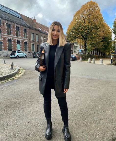 Leather Blazer And Leggings Outfit, Long Black Leather Blazer Outfit, Blazer Cuir Outfit, Leather Blazer Outfit Work, Blazer Piel Outfit, Leather Biker Jacket Outfit Womens, Black Leather Blazer Outfit, Black Ankle Boots Outfit, Outfit Botas