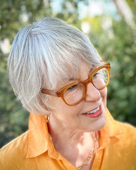 Why I love having gray hair - une femme d'un certain âge Grey Hair Maintenance, Grey Hair Care, Going Blonde, Advanced Style, Shades Of Blonde, Hair Starting, Going Gray, Hair Color And Cut, Hair Maintenance