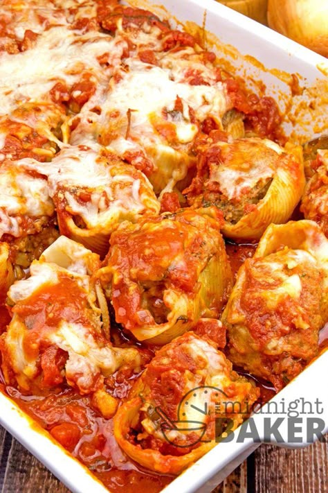 Stuffed shells with savory ground beef and oodles of mozzarella cheese--easy to make! Steak Recipes For Dinner, Recipes For Dinner Party, Stuffed Shells Beef, Stuffed Shells With Meat, Italian Casserole, Chicken Stuffed Shells, Shell Pasta Recipes, Stuffed Shells Ricotta, Cheese Stuffed Shells