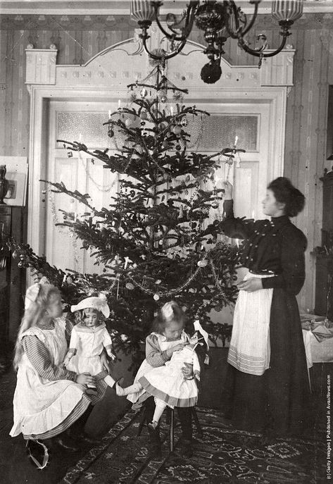 Vintage: Children Celebrating Christmas (1900s) | MONOVISIONS Historic Christmas, Modern Jul, Christmas Instagram Pictures, Vintage Christmas Trees, Christmas Photograph, Vintage Christmas Photos, Picture Tree, Christmas Pics, London Christmas