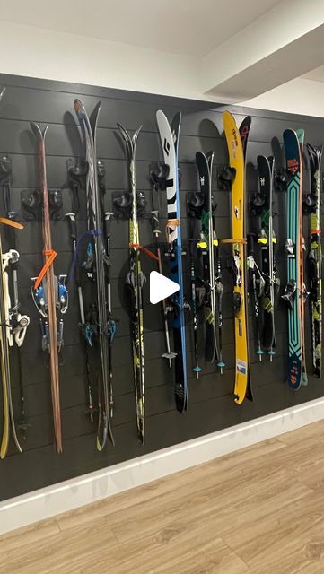 Jenna Provance on Instagram: "• S K I S • Yes, we have a lot of skis. Yes, we ski a lot. Yes, we use them all. Yes, we made them look like decor 👏🏼👏🏼👏🏼 
.
.
.
.
.
#skigear #skidecor #skifamily #lovetoski #homeorganizing #hangyourgear #gearroom #organizeyourhome #declutter #functionaldecor" Ski Storage Ideas Diy, Ski Storage Ideas, Ski Equipment Storage, Rangement Skis Storage Racks, Portable Ski Rack Storage, Ski And Snowboard Rack, Gear Room, Ski Storage, Ski Family