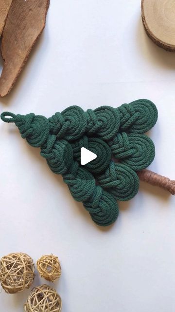 Diy Macrame Christmas Tree Ornament, Mini Macrame Christmas Tree, Tree Macrame Tutorial, Diy Christmas Tree Macrame, Macrame Pine Tree, How To Make A Macrame Christmas Tree, Macrame Christmas Coasters, Pipa Knot Tutorials, Macrame Tree Garland