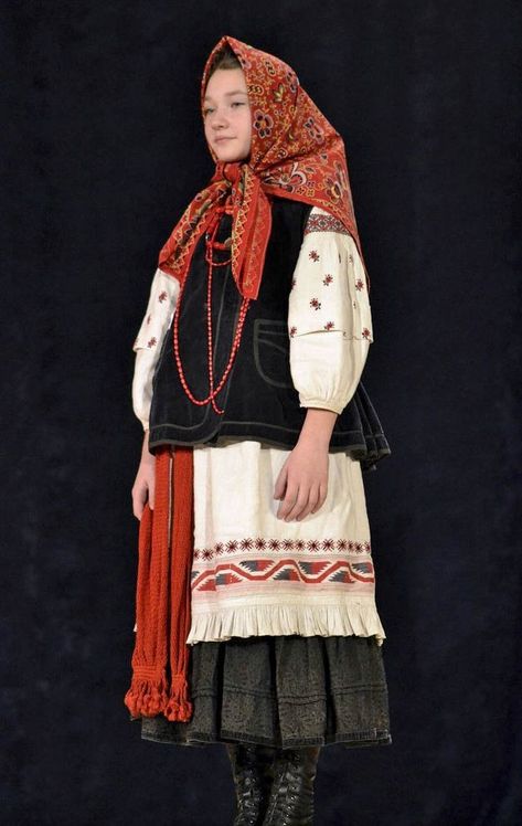 Russian Outfit Traditional, Russian Folk Dress, Slavic Traditional Clothes, Russia Traditional Clothes, Traditional Russian Dress, Traditional Russian Clothing, Russian Folk Costume, Russian Traditional Dress, Motif Soutache