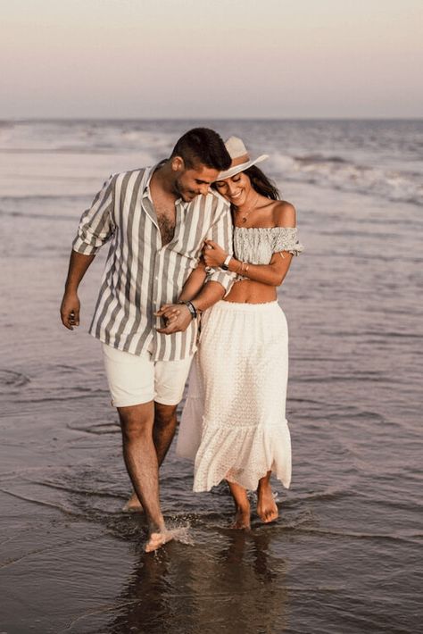 Looking for the best couple photoshoot outfit ideas? Check this post for the expert style tips and the 45+ best outfits for your upcoming photo shoot. Beach Prenup, Engagement Photo Shoot Beach, Pre Wedding Photoshoot Beach, Engagement Pictures Beach, Couples Beach Photography, Couple Beach Pictures, Wedding Fotos, Couple Beach Photos, Vintage Kiss