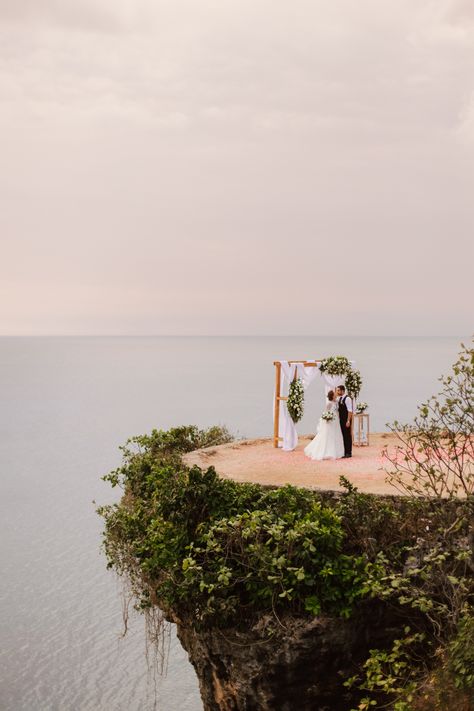 Beach Cliff Private Elopement of Ksenia & Marat in Bali gorgeous cliffside reception wedding Wedding Cliff Ocean, Cliff Top Wedding, Cliff Side Wedding Ceremony, Ocean Cliff Wedding, Bali Elopement, Clifftop Wedding, Private Elopement, Wedding Challenge, Cliffside Wedding