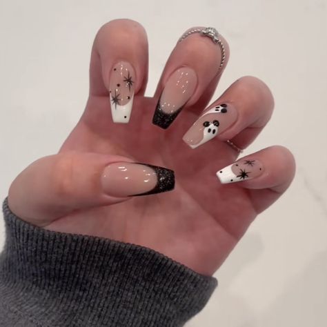 Ghost Face Nails Medium, Halloween Nails 2024 Square, Cute Nail Designs Halloween, Simple Halloween Nails Ghost, Halloween Nails Inspo Aesthetic, Mickey Nails Halloween, Halloween Nail Designs Almond Shape, Mickey Ghost Nails, Black Nails With Ghost