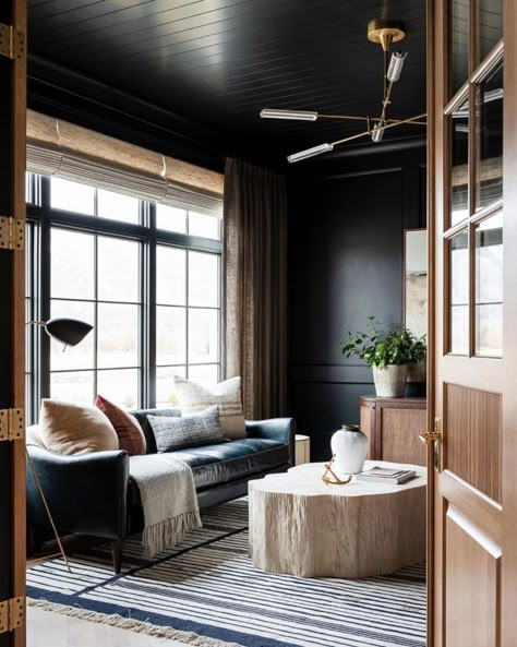 15 Simple Small Living Room Ideas Brimming With Style - Decoholic The Mcgee Home, Mcgee Home, Design Hall, Dark Walls, Studio Mcgee, Interior Modern, Living Room Inspo, Black Walls, New Office