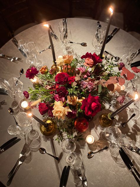 Round table centerpiece surrounded by taper candles in brass holders and mercury glass votive candles. Rosehip Social Florist. Liberty warehouse. Circle Floral Centerpiece, Round Table Candle Centerpieces, Emo Quince, Round Table Centerpieces Wedding, Candle Light Decor, Round Table Centerpiece, Red Roses Centerpieces, Wedding Table Ideas, Wedding Reception Timeline