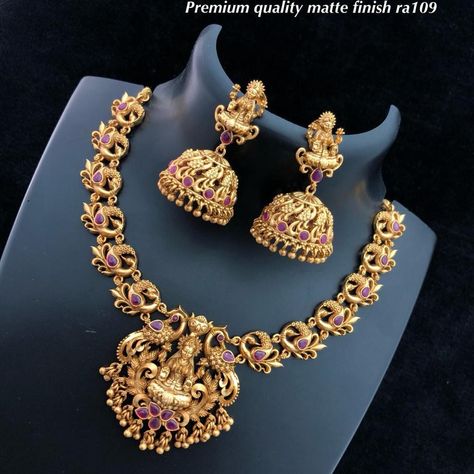 Jwellery Trending 2022, Temple Jewellery Necklace, Wedding Jewelry Sets Bridal Jewellery, Temple Jewelry Necklace, Gold Temple Jewellery, Antique Necklaces Design, Gold Bangles For Women, Pink Jewels, Gold Necklace Indian Bridal Jewelry