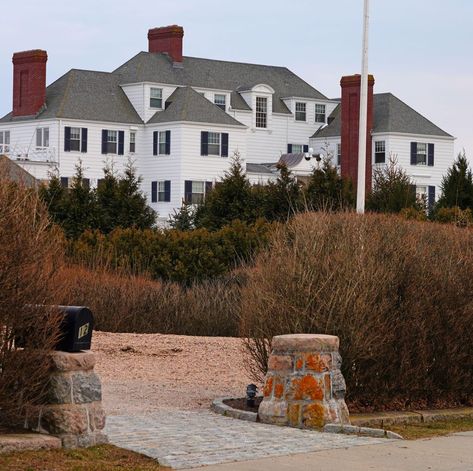 Taylor Swift Holiday House, Holiday House Taylor Swift, Rhode Island House, Beach Mansion, Taylor Swif, Dark House, Island House, Beach House Interior, Island Holiday