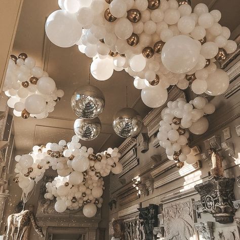 Bubblegum Balloons 🎈 on Instagram: “The most awesome wedding day install ☁️👰 Clusters of beautifully crispy white and sparkly chrome gold balloons to fill the space above your…” Balloon Room, Balloon Dance, Wedding Dance Floor, Christmas Balloon Decorations, Balloon Clusters, Bubblegum Balloons, 75th Birthday, Christmas Balloons, Gold Balloons