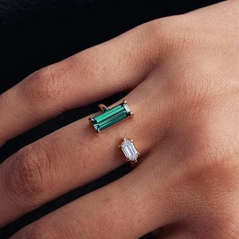 Emerald Ring Design, Bijoux Art Nouveau, Engagement Rings Affordable, Gold Rings Fashion, Modern Ring, Jewelry Lookbook, Cool Jewelry, Emerald Jewelry, Affordable Jewelry