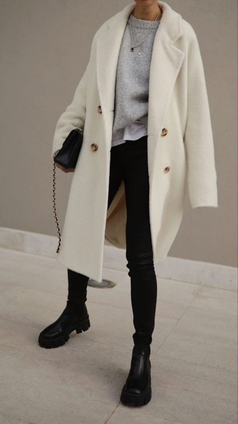 Cream Peacoat Outfit, Lapel Coat Outfit, Cream Coat Outfit Winter, Winter Coat Outfits Casual, Europe Travel Outfits Winter, Oversized Coat Outfit, White Jeans Outfit Winter, Travel Outfits Winter, White Coat Outfit