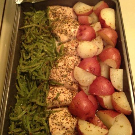 Baked chicken, green beans and red potatoes Red Skin Potatoes Recipe, Green Beans Red Potatoes, Potatoes Green Beans, Red Potato Recipes, Potatoes And Green Beans, Chicken Green Beans, Zesty Italian Dressing, Red Skin Potatoes, Green Beans And Potatoes