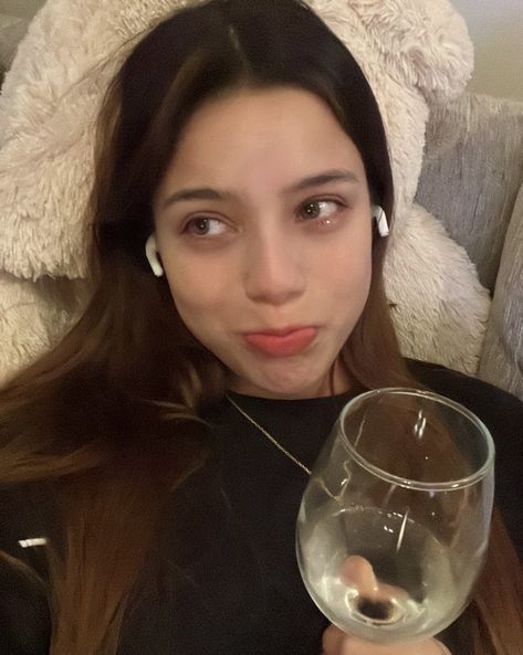 Emilia vía su twitter Face Claims, Martini, Diva, A Woman, Memes, Twitter, Instagram