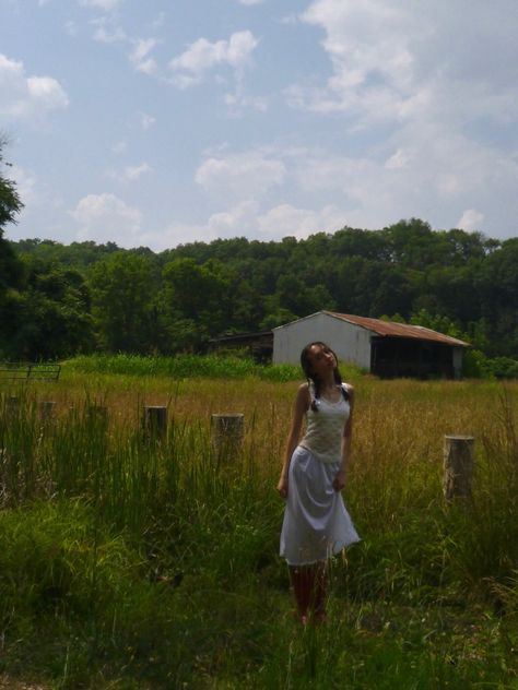 farm girl Farm Girl Photoshoots, Black Farm Girl Aesthetic, Farmer Girl Aesthetic, Farm Girl Aesthetic, Countryside Girl, Farm Photoshoot, Cottagecore Farm, Oc Moodboard, Farm Town