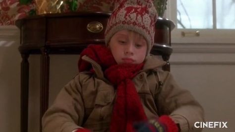 You won't guess what produce was used to create the snow in 'Home Alone' Kevin Home Alone, Kevin Mcallister, Home Alone 1, Home Alone 1990, Home Alone Movie, Kevin Mccallister, Chris Columbus, Home Alone Christmas, Carol Of The Bells