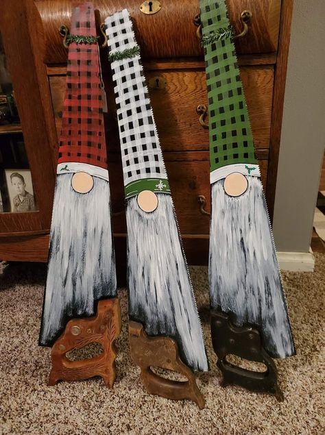 Repurposed Saw Blades Ideas, Saw Crafts Ideas, Old Handsaw Ideas, Old Saw Blades Ideas Diy, Painted Hand Saw Blades Ideas, Hand Saws Decor Rustic, Saw Art Ideas, Painting Saw Blades Ideas, Old Saws Ideas Diy Projects