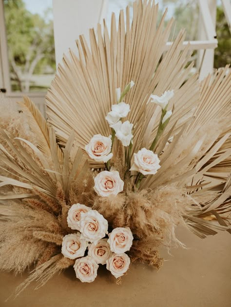 Bridal Bouquet Beach, Wedding Flowers Dried, Wedding Decorations Diy Centerpiece, Boho Bridal Bouquet, Wedding Decor Boho, Tropical Wedding Ideas, Palm Wedding, Tropical Wedding Flowers, Camino Real