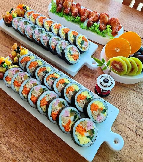 Korean Party Food, Kpop Xmas, Korean Buffet, Asian Buffet, Food Set Up, Asian Party, Food Sushi, Korean Street Food Recipes, Korean Side Dishes