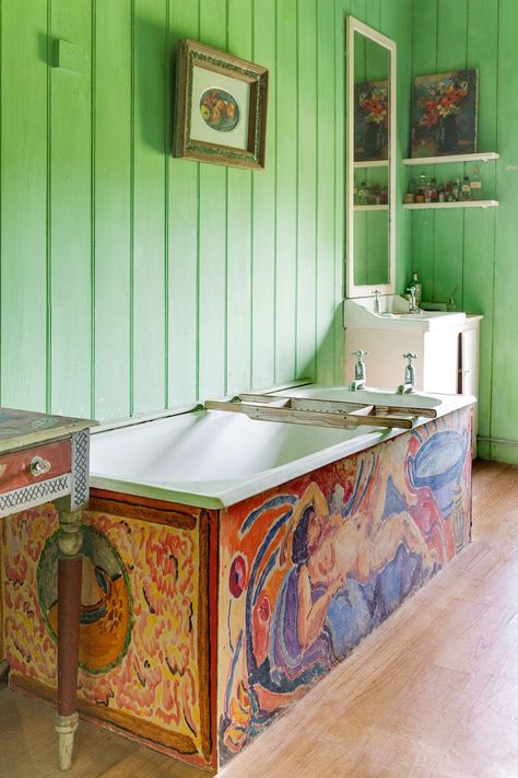 Charleston House East Sussex interiors & Bloomsbury Group house | Tatler Magazine Maximalist Bathroom Decor, Maximalist Bathroom, Vanessa Bell, Bloomsbury Group, Charleston Homes, Plank Walls, Green Walls, Green Room, Bath Tub