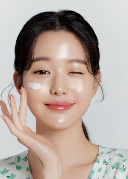 Rutina de belleza coreana,kpop,idols,skinker Clear Glowing Skin, Japanese Skincare, Glow Skin, Korean Skincare Routine, Foundation Shades, Pretty Skin, Skin Routine, روتين العناية بالبشرة, Glass Skin