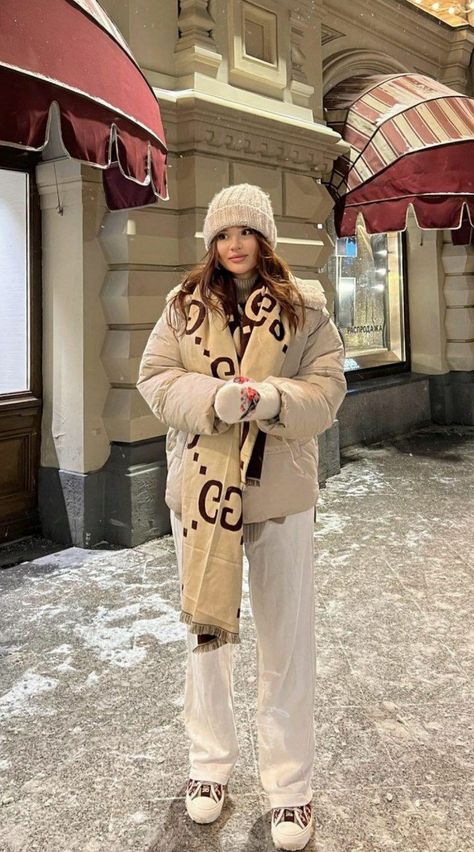 Moscow Winter, Photoshoot London, Muslim Style, Korean Outfit Street Styles, Winter Fashion Outfits Casual, Winter Outfit Inspiration, Street Style Winter, Winter Fits, Fashion Hacks Clothes