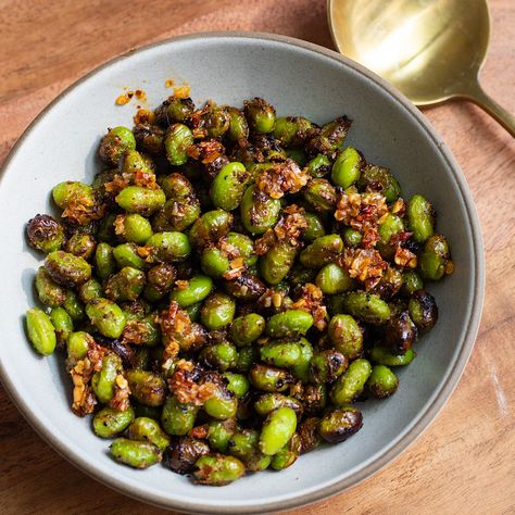 Edamame Recipes Spicy, Crispy Edamame, Protein Entrees, High Protein Vegan Snacks, Frozen Edamame, Roasted Edamame, Edamame Recipes, Hot Snacks, Salad Toppers