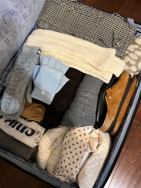 Packing Aesthetic, Light Packing Tips, What To Pack For Vacation, Suitcase Essentials, Honeymoon Essentials, Travel Packing Essentials, International Travel Essentials, Europe Travel Essentials, Minimalist Packing